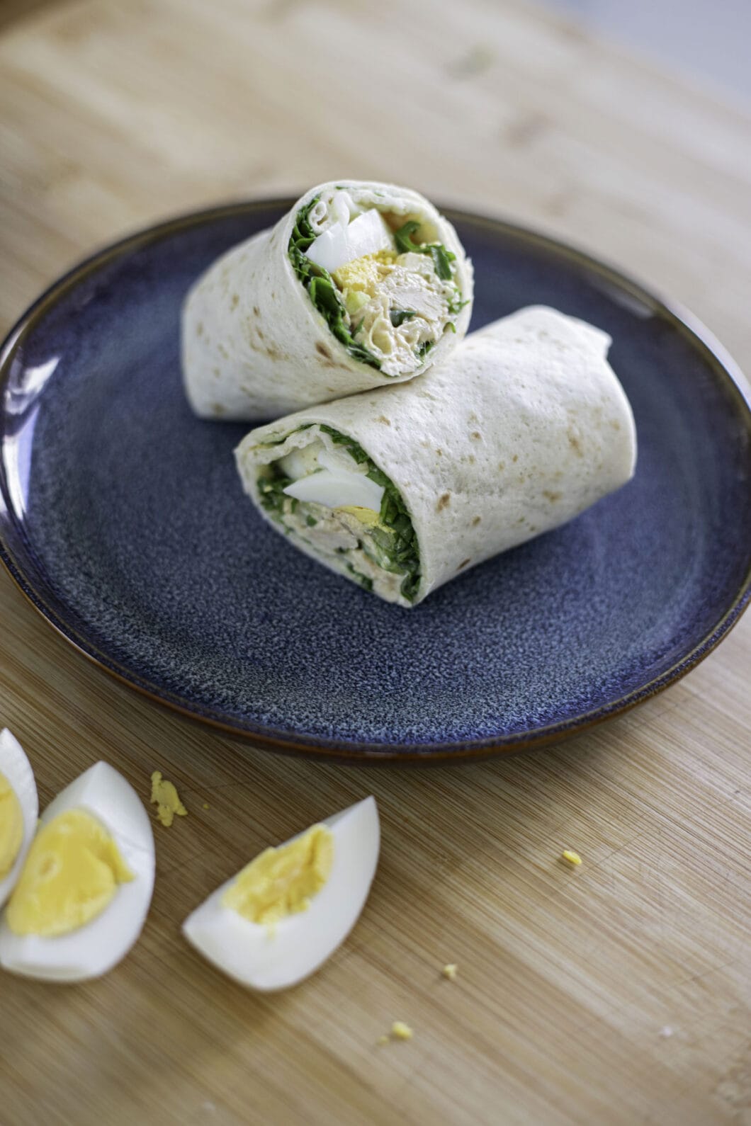Wrap with arugula, eggs and shredded chicken in mayonnaise