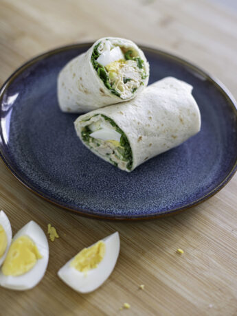 Wrap with arugula, eggs and shredded chicken in mayonnaise