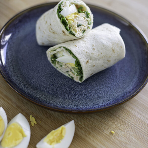 Wrap with arugula, eggs and shredded chicken in mayonnaise