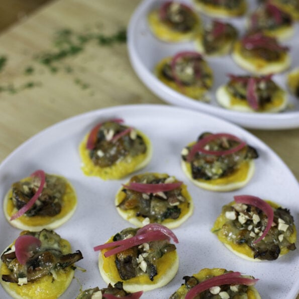 Mini-pizzas with pumpkin purée, mushrooms and cheese