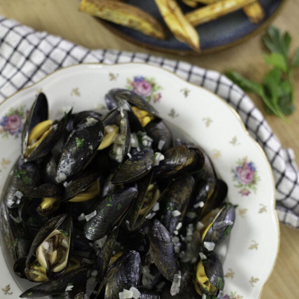 Mussels in white wine with sweet potato fries