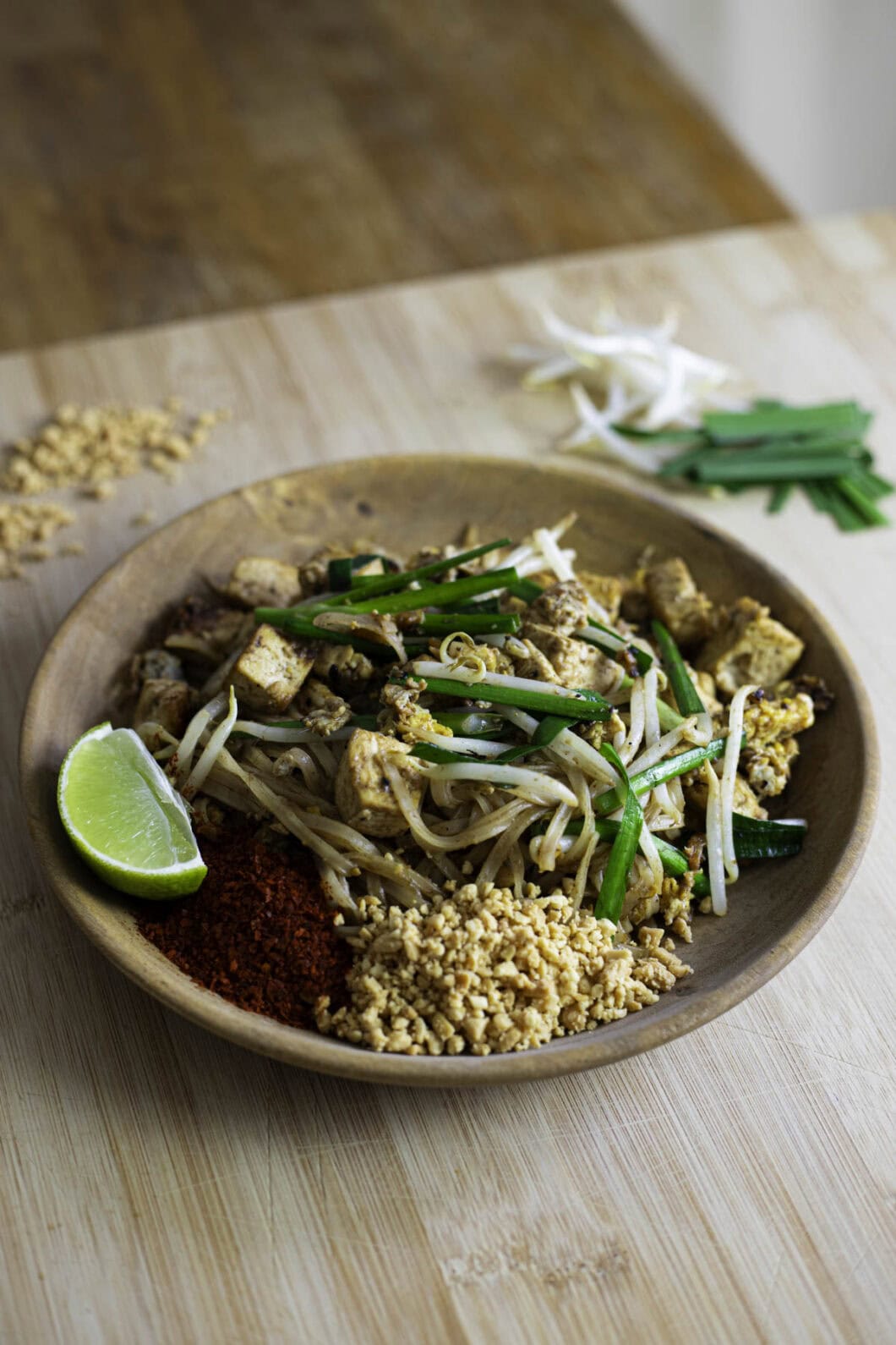 Authentic Tofu Pad Thaï with red pepper flakes, crushed peanuts and a lime on the side