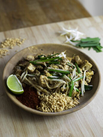 Authentic Tofu Pad Thaï with red pepper flakes, crushed peanuts and a lime on the side