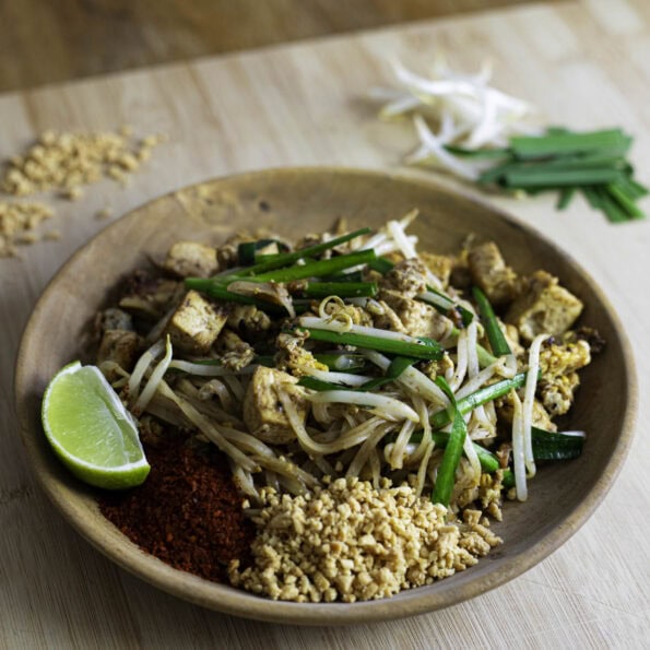 Authentic Tofu Pad Thaï with red pepper flakes, crushed peanuts and a lime on the side