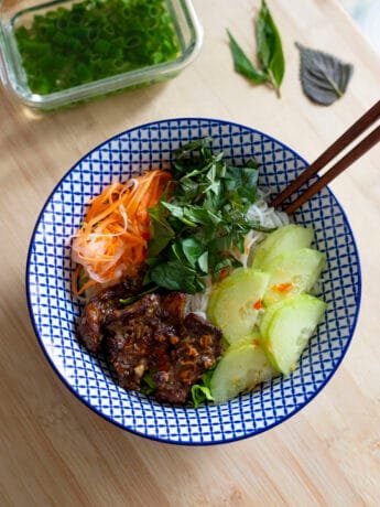 Bun Thit Nuong : Vietnamese rice vermicelli with grilled pork in a lemongrass marinade, Do Chua, cucumbers, salad