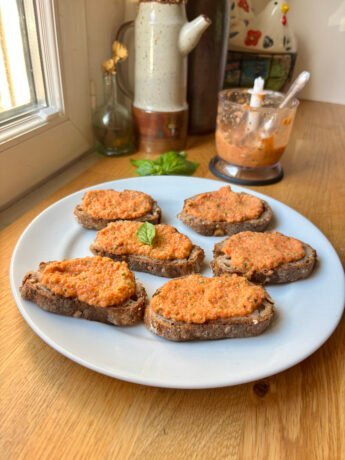 Lazy pan con tomate -blended tomatoes on toasts