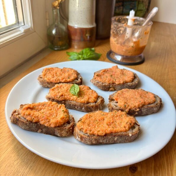 Lazy pan con tomate -blended tomatoes on toasts