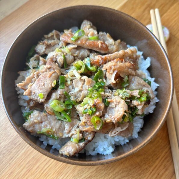 Negi shio butadon - Grilled pork bowl with scallions