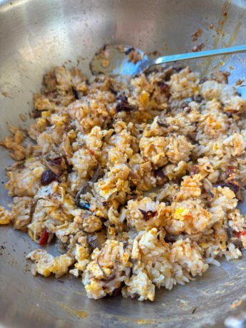 Pan-fried rice with sardines and eggs